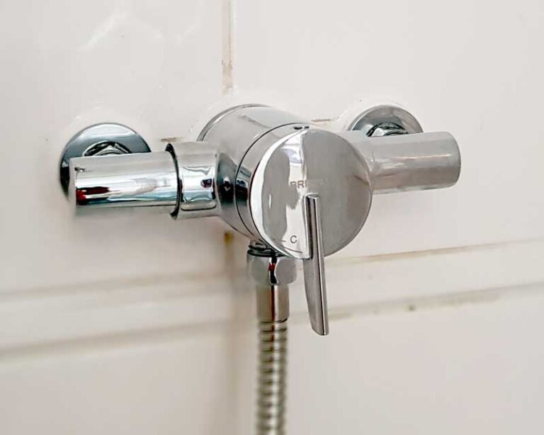 Replace broken and crooked shower valve with new shower valve fitted correctly